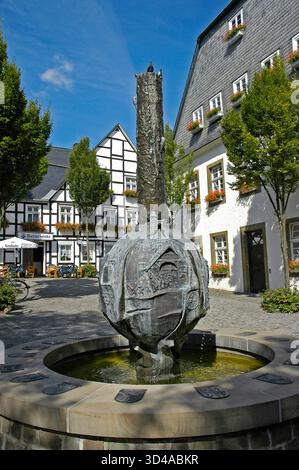 Histoire fontaine, Brilon, Rhénanie du Nord-Westphalie, Allemagne Banque D'Images