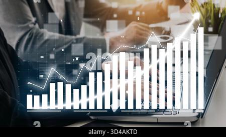 Un professionnel des affaires analyse les données financières sur un ordinateur portable, présentant divers graphiques et graphiques. Cette image souligne l'importance de la gestion des données Banque D'Images