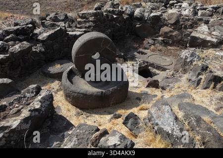 Ancienne roche basaltique huile d'olive presser, les olives ont été mises sur la pierre ronde inférieure pour être écrasées par la pierre supérieure tournée par un âne pour presser l'huile. Banque D'Images