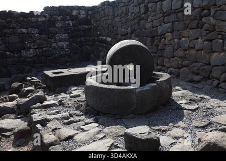 Ancienne roche basaltique huile d'olive presser, les olives ont été mises sur la pierre ronde inférieure pour être écrasées par la pierre supérieure tournée par un âne pour presser l'huile. Banque D'Images