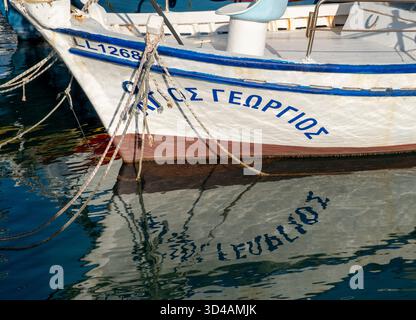 Bateaux de pêche amarrés dans le port de Pomos, République de Chypre Banque D'Images