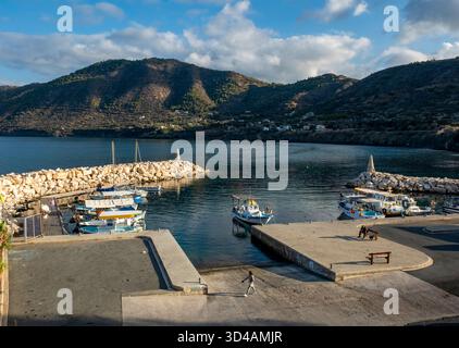 Bateaux de pêche amarrés dans le port de Pomos, République de Chypre Banque D'Images