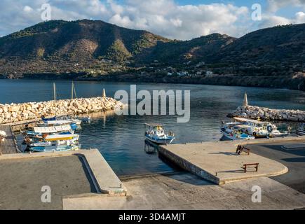 Bateaux de pêche amarrés dans le port de Pomos, République de Chypre Banque D'Images