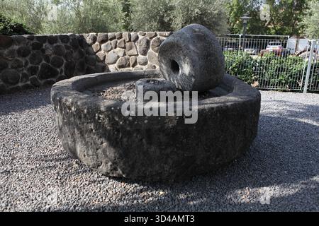 Ancienne roche basaltique huile d'olive presser, les olives ont été mises sur la pierre ronde inférieure pour être écrasées par la pierre supérieure tournée par un âne pour presser l'huile. Banque D'Images