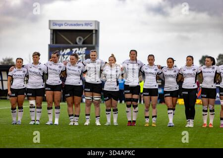 Bristol, Royaume-Uni. 9 novembre 2025. Les joueurs de Saracens montrent du respect pour les morts pendant la minute de silence pendant le match PWR à Shaftesbury Park , Bristol Bristol Bears Women v Saracens Women PWR Shaftesbury Park Bristol photo de Martin Edwards/Alamy Live News Sunday9,novembre,2025Shaftesbury Park,Copyright Martin Edwards tous droits réservés. Image protégée par les lois internationales sur les droits d'auteur crédit : Martin Edwards/Alamy Live News Banque D'Images
