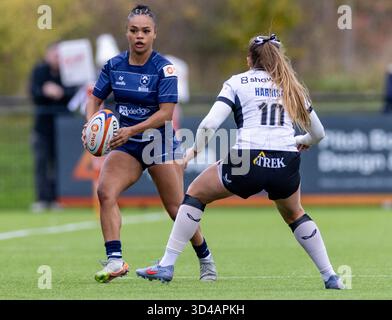 Bristol, Royaume-Uni. 9 novembre 2025. Bristol Bears Women's Reneeqa Bonner court à Saracens Women's Zoe Harrison (cc) avec le ballon pendant le PWR match à Shaftesbury Park , Bristol Bristol Bears Women v Saracens Women PWR Shaftesbury Park Bristol photo de Martin Edwards/Alamy Live News Sunday9,November,2025Shaftesbury Park,Copyright Martin Edwards tous droits réservés. Image protégée par les lois internationales sur les droits d'auteur crédit : Martin Edwards/Alamy Live News Banque D'Images