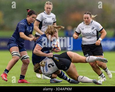 Bristol, Royaume-Uni. 9 novembre 2025. May Campbell (cc) s'attaque à Sarah Bern de Bristol Bears lors d'un match PWR à Shaftesbury Park , Bristol Bristol Bears Women v Saracens Women PWR Shaftesbury Park Bristol Picture by Martin Edwards/Alamy Live News Sunday9,November,2025Shaftesbury Park,Copyright Martin Edwards tous droits réservés. Image protégée par les lois internationales sur les droits d'auteur crédit : Martin Edwards/Alamy Live News Banque D'Images