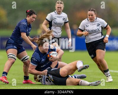 Bristol, Royaume-Uni. 9 novembre 2025. May Campbell (cc) s'attaque à Sarah Bern de Bristol Bears lors d'un match PWR à Shaftesbury Park , Bristol Bristol Bears Women v Saracens Women PWR Shaftesbury Park Bristol Picture by Martin Edwards/Alamy Live News Sunday9,November,2025Shaftesbury Park,Copyright Martin Edwards tous droits réservés. Image protégée par les lois internationales sur les droits d'auteur crédit : Martin Edwards/Alamy Live News Banque D'Images