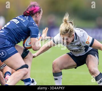 Bristol, Royaume-Uni. 9 novembre 2025. Marlie Packer pour femmes Saracens sur le point de s’attaquer à Evie Gallagher pour femmes Bristol Bears. Pendant le PWR match à Shaftesbury Park , Bristol Bristol Bears Women v Saracens Women PWR Shaftesbury Park Bristol photo de Martin Edwards/Alamy Live News Sunday9,November,2025Shaftesbury Park,Copyright Martin Edwards tous droits réservés. Image protégée par les lois internationales sur les droits d'auteur crédit : Martin Edwards/Alamy Live News Banque D'Images