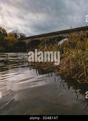 Une série de photographies saisissantes et moroses capturant l'architecture imposante d'un viaduc ferroviaire historique au-dessus de la rivière Trent à Burton upon Trent Banque D'Images