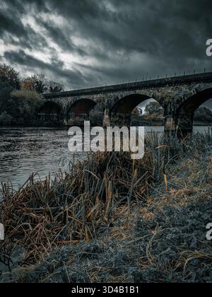 Une série de photographies saisissantes et moroses capturant l'architecture imposante d'un viaduc ferroviaire historique au-dessus de la rivière Trent à Burton upon Trent Banque D'Images