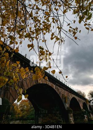 Une série de photographies saisissantes et moroses capturant l'architecture imposante d'un viaduc ferroviaire historique au-dessus de la rivière Trent à Burton upon Trent Banque D'Images