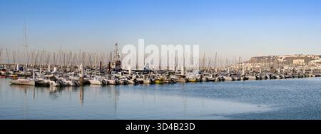 Le Havre, France, - 16 janvier 2025 : vue panoramique sur les bateaux et yachts de la marina du Havre Banque D'Images