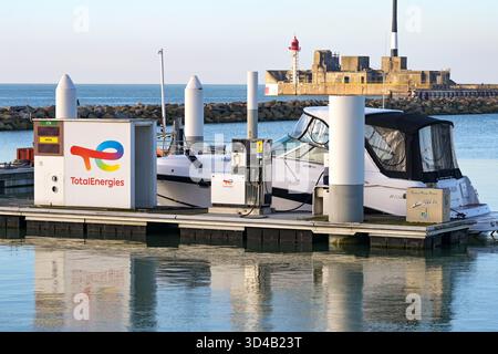Le Havre, France, - 16 janvier 2025 : bateau à moteur amarré le long d'une jetée pour le ravitaillement à partir de pompes exploitées par Toral Energies. Banque D'Images