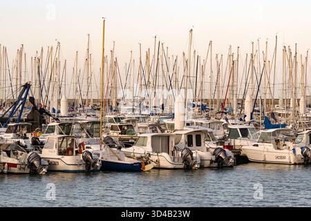 Le Havre, France, - 16 janvier 2025 : bateaux et yachts dans la marina du Havre Banque D'Images