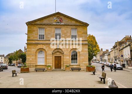 Woodstock, Oxfordshire, Angleterre, Royaume-Uni - 8 octobre 2025 : vue panoramique de la mairie et de la place de la petite ville de Woodtsock au crépuscule Banque D'Images
