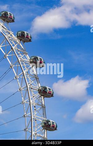 Londres, Angleterre, Royaume-Uni - 4 juillet 2025 : vue panoramique des cabanes sur le London Eye isolé contre un ciel bleu. Banque D'Images