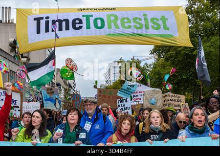 Manifestation pour le climat à Bruxelles - manifestants, participez à la marche climat 2025, organisée par la Coalition climat, une coalition de More Banque D'Images