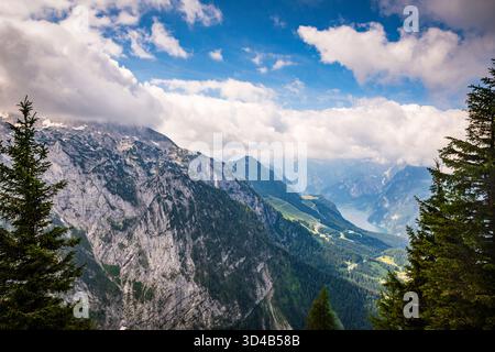 Vue imprenable sur les Alpes bavaroises depuis Eagles Nest, Kehlsteinhaus, la retraite historique de l'époque nazie pour Adolf Hitler. Banque D'Images
