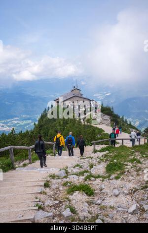Berchtesgaden, Allemagne - 10 juillet 2019 : marches sur un sentier de randonnée au sommet de la montagne Kehlstein, au-dessus du bâtiment du nid d'aigle. Banque D'Images