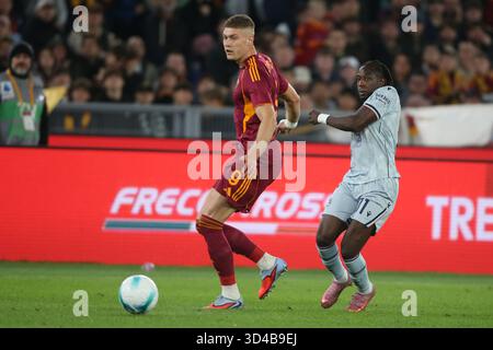 Rome, Italie. 09 novembre 2025. 09.11.2025 Roma vs Udinese (Serie A) Sport ; Calcio ; 11° Giornata&#xD;Nella foto : Artem Dovbyk con Hassane Kamara&#xD;(Foto Gino Mancini) crédit : Independent photo Agency/Alamy Live News Banque D'Images