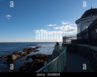 Promenade dans la falaise près du manoir Angelsea situé à Newport, Rhode Island, le 26 octobre 2025. Photo de Francis Specker Banque D'Images