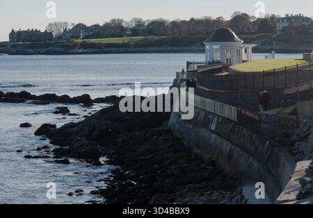 Promenade dans la falaise près du manoir Angelsea situé à Newport, Rhode Island, le 26 octobre 2025. Photo de Francis Specker Banque D'Images