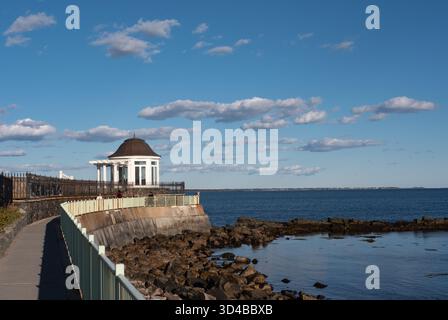 Promenade dans la falaise près du manoir Angelsea situé à Newport, Rhode Island, le 26 octobre 2025. Photo de Francis Specker Banque D'Images