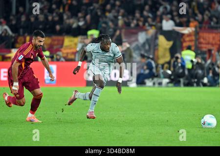 Roma, Latium. 09 novembre 2025. Zeki Celik d'AS Roma, Hassane Kamara d'Udinese lors de la série A Enilive match entre AS Roma contre Udinese au stade olimpico à Rome, Italie, 09 novembre 2025. Crédit : massimo insabato/Alamy Live News Banque D'Images