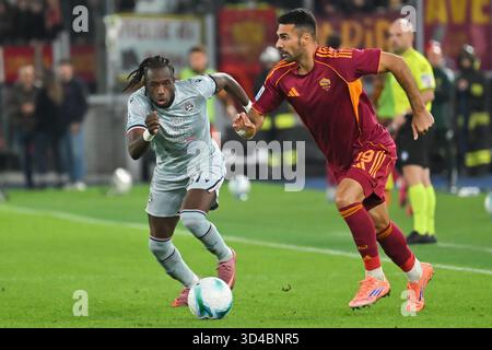 Roma, Latium. 09 novembre 2025. Hassane Kamara d'Udinese, Zeki Celik d'AS Roma lors de la série A Enilive match entre AS Roma contre Udinese au stade olimpico à Rome, Italie, 09 novembre 2025. AllShotLive Credit : Sipa USA/Alamy Live News Banque D'Images