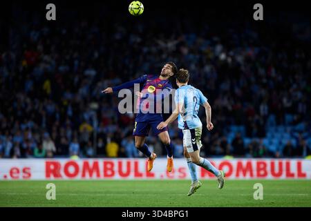 Vigo, Espagne. 10 novembre 2025. VIGO, ESPAGNE - 9 NOVEMBRE : Ferran Torres du FC Barcelone concourt pour le ballon avec Carl Starfelt du Celta de Vigo lors du match LaLiga EA Sports entre le RC Celta de Vigo et le FC Barcelone au stade Abanca Balaidos le 9 novembre 2025 à Vigo, Espagne. (Photo de Diego Simon/photo Players images/Magara Press) crédit : Magara Press SL/Alamy Live News Banque D'Images