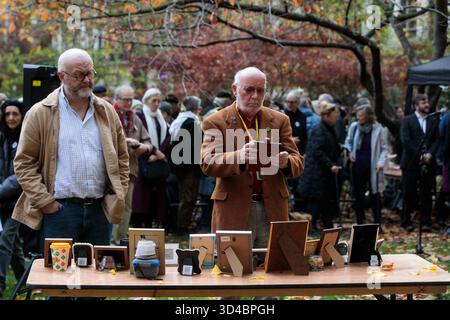 Londres, Royaume-Uni. 9 novembre 2025. Les militants de la paix assistent à la cérémonie annuelle du souvenir alternatif à Tavistock Square le dimanche du souvenir. La cérémonie nationale du souvenir alternatif est organisée par la Peace Pledge Union (PPU) et, à l’instar de son coquelicot blanc, elle vise à rappeler toutes les victimes de la guerre, civiles et militaires, et à promouvoir la paix. Crédit : Mark Kerrison/Alamy Live News Banque D'Images