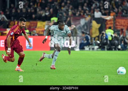 Roma, Latium. 09 novembre 2025. Zeki Celik d'AS Roma, Hassane Kamara d'Udinese lors de la série A Enilive match entre AS Roma contre Udinese au stade olimpico à Rome, Italie, 09 novembre 2025. AllShotLive Credit : Sipa USA/Alamy Live News Banque D'Images