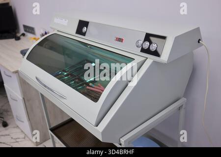 Stockage innovant et moderne des instruments de laboratoire avec une vue dégagée pour un accès facile Banque D'Images