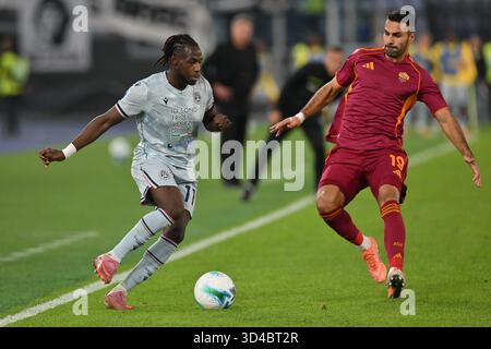 Rome, Italie. 9 novembre 2025, stade Olimpico, Rome, Italie ; Serie A Enilive Football match ; Roma versus Udinese ; Hassane Kamara d'Udinese sous la pression de Zeki Celik d'AS Roma crédit : Roberto Ramaccia/Alamy Live News Banque D'Images