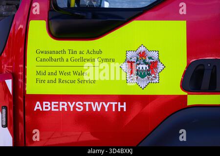 Aberystwyth, pays de Galles, Royaume-Uni - 1er septembre 2025 ; panneau des services d'incendie et de sauvetage du centre et de l'ouest du pays de Galles avec écusson sur la machine de pompiers d'Aberystwyth Banque D'Images