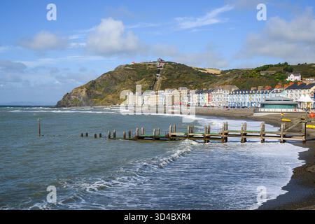 Aberystwyth, pays de Galles, Royaume-Uni - 1er septembre 2025 ; front de mer d'Aberystwyth et Constitution Hill sur la côte galloise en été Banque D'Images