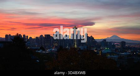 Seattle, WA, États-Unis - 9 novembre 2025 ; nuages roses à l'aube sur le paysage urbain de Seattle avec le mont Rainier à l'horizon Banque D'Images