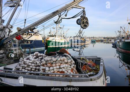 Seattle, WA, États-Unis - 9 novembre 2025 ; bateaux de pêche commerciale amarrés au terminal des pêcheurs avec filet et flotteurs Banque D'Images