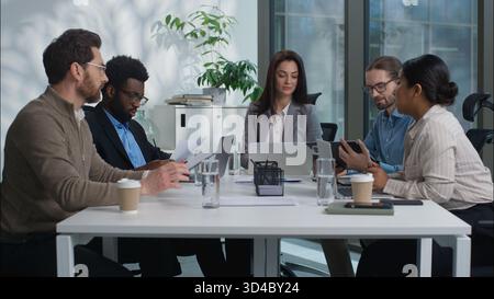 Multinationale diversité Caucasien équipe indienne femmes d'affaires hommes d'affaires entreprise hommes femmes d'affaires femmes d'information collègues discutent de la stratégie du plan de projet Banque D'Images