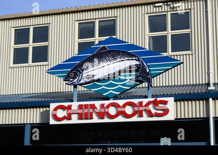 Seattle, WA, États-Unis - 9 novembre 2025 ; signe avec logo de poisson au Chinook's au restaurant Salmon Bay Banque D'Images