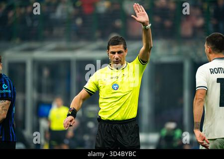 Milan, Italie. 09 novembre 2025. Gianluca Manganiello (arbitre) lors du championnat italien Serie A match de football entre le FC Internazionale et le SS Lazio le 9 novembre 2025 au stade Giuseppe Meazza à Milan, Italie. Crédit : Luca Rossini/Alamy Live News crédit : Luca Rossini/Alamy Live News Banque D'Images
