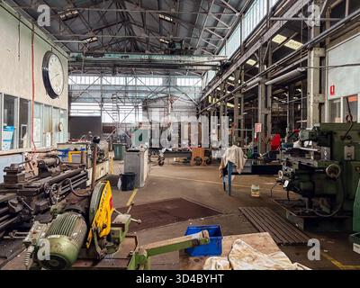 Intérieur de l'atelier industriel de Cockatoo Island, Sydney, Australie. Vue d'une grande installation historique de travail des métaux avec machines, pont roulant, et Banque D'Images