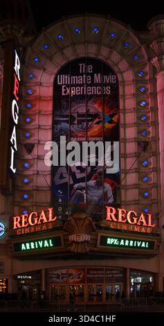 The Regal Cinemas cinéma à Times Square avec ses panneaux d'affichage la nuit à Midtown Manhattan, New York City, États-Unis Banque D'Images