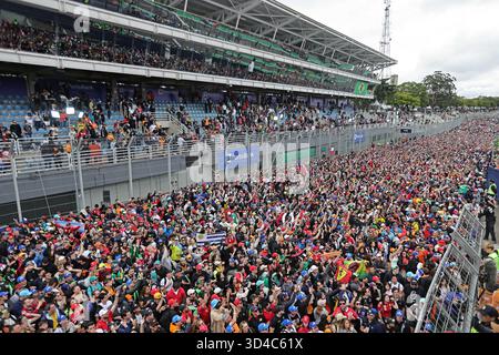Sao Paulo, Brésil. 9 novembre 2025 ; Sao Paulo, Brésil : la foule envahit la piste.après le Grand Prix F1 du Brésil à Autodromo Jose Carlos Pace crédit : action plus Sports images/Alamy Live News Banque D'Images