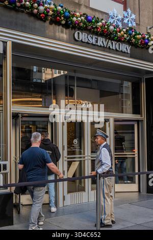 L'entrée de l'observatoire de l'Empire State Building est située sur W. 34th équipé and Features of Security Guard, 2025, New York City, États-Unis Banque D'Images