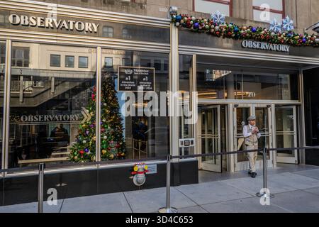 L'entrée de l'observatoire de l'Empire State Building est située sur W. 34th équipé and Features of Security Guard, 2025, New York City, États-Unis Banque D'Images