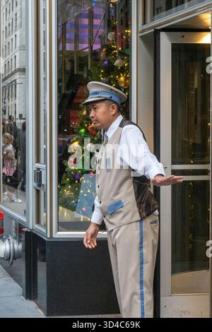 L'entrée de l'observatoire de l'Empire State Building est située sur W. 34th équipé and Features of Security Guard, 2025, New York City, États-Unis Banque D'Images
