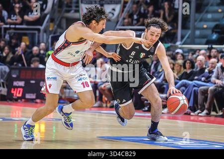 Bologne, Italie. 09 novembre 2025. 06 Alessandro PAJOLA Virtus Olidata Bologna [BASKETBALL] - ITALIEN SERIE A1 match Virtus Olidata Bologna - UNA Hotels Reggio Emilia 09-11-2025 16 Lorenzo Uglietti UNA Hotels Reggio Emilia [BASKETBALL] - ITALIEN SERIE A1 match Virtus Olidata Bologna - UNA Hotels Reggio Emilia 09-11-2025 pendant Virtus Olidata Bologna vs una Hotels Reggio Emilia, Italian Basketball Serie A match in Bologna, Italy, November 2025 Live News Alamy Banque D'Images