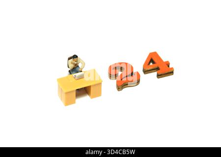 Miniature Tiny People jouet figure photographie. concept de service à la clientèle 24 heures sur 24. Un homme d'affaires fait un appel téléphonique sur un bureau. Isolé sur un backgro blanc Banque D'Images